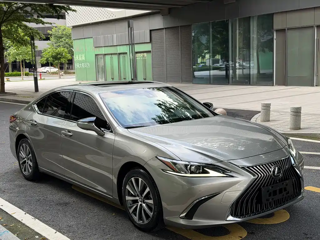 Lexus ES 2020
