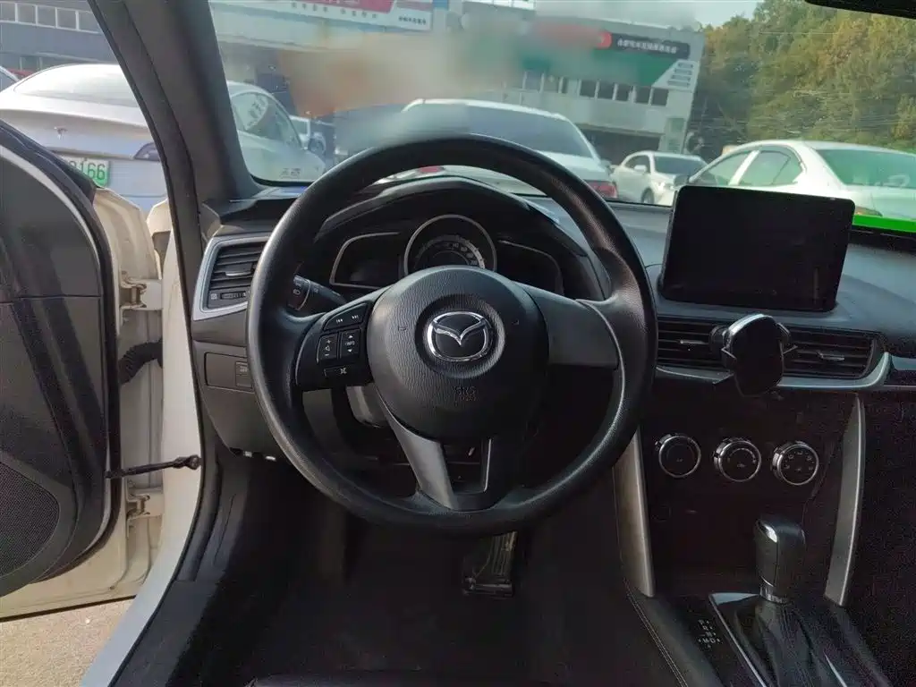 Mazda CX-4 2017 — фото 11