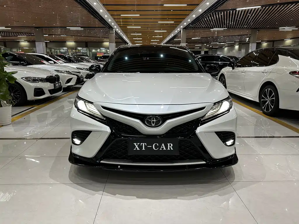 Toyota Camry 2018 — фото 2