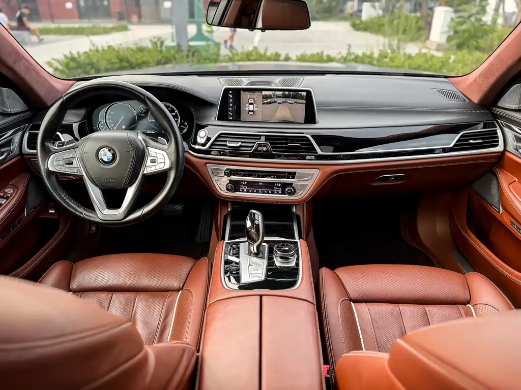 BMW 7 Series 2018 — фото 11