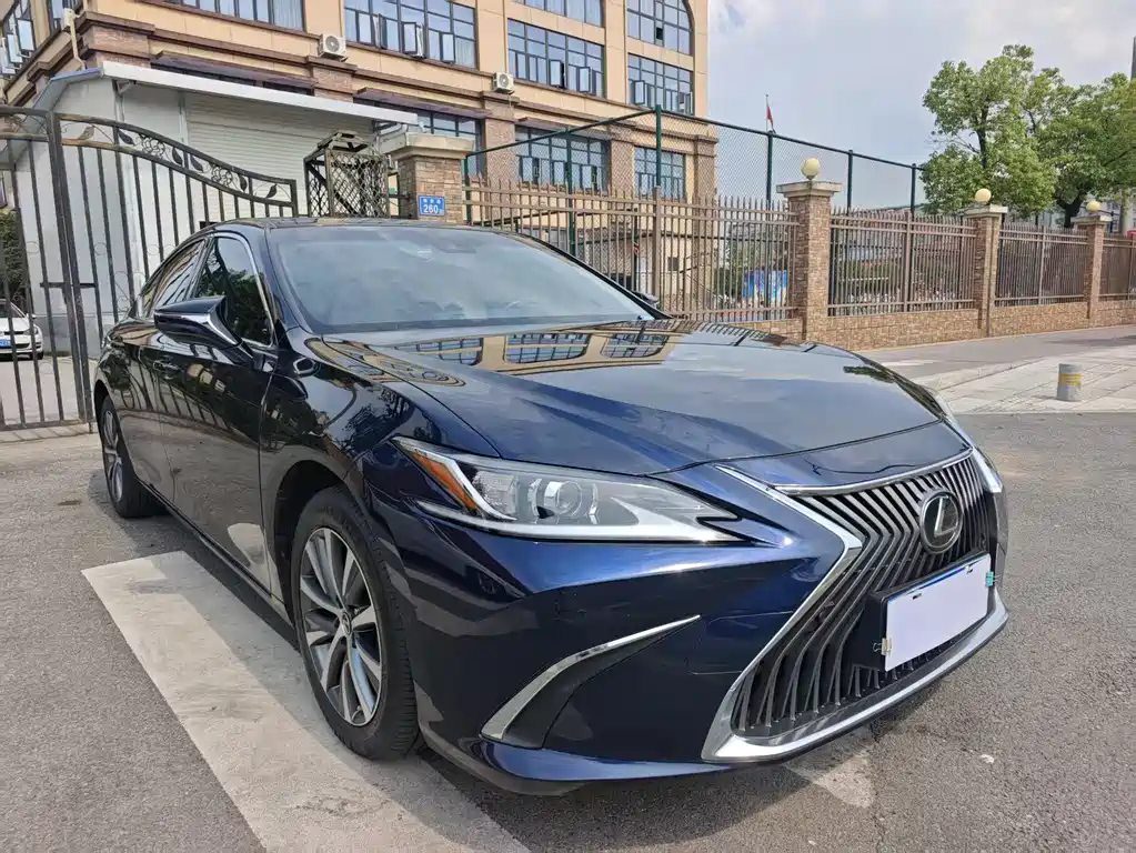 Lexus ES 2021