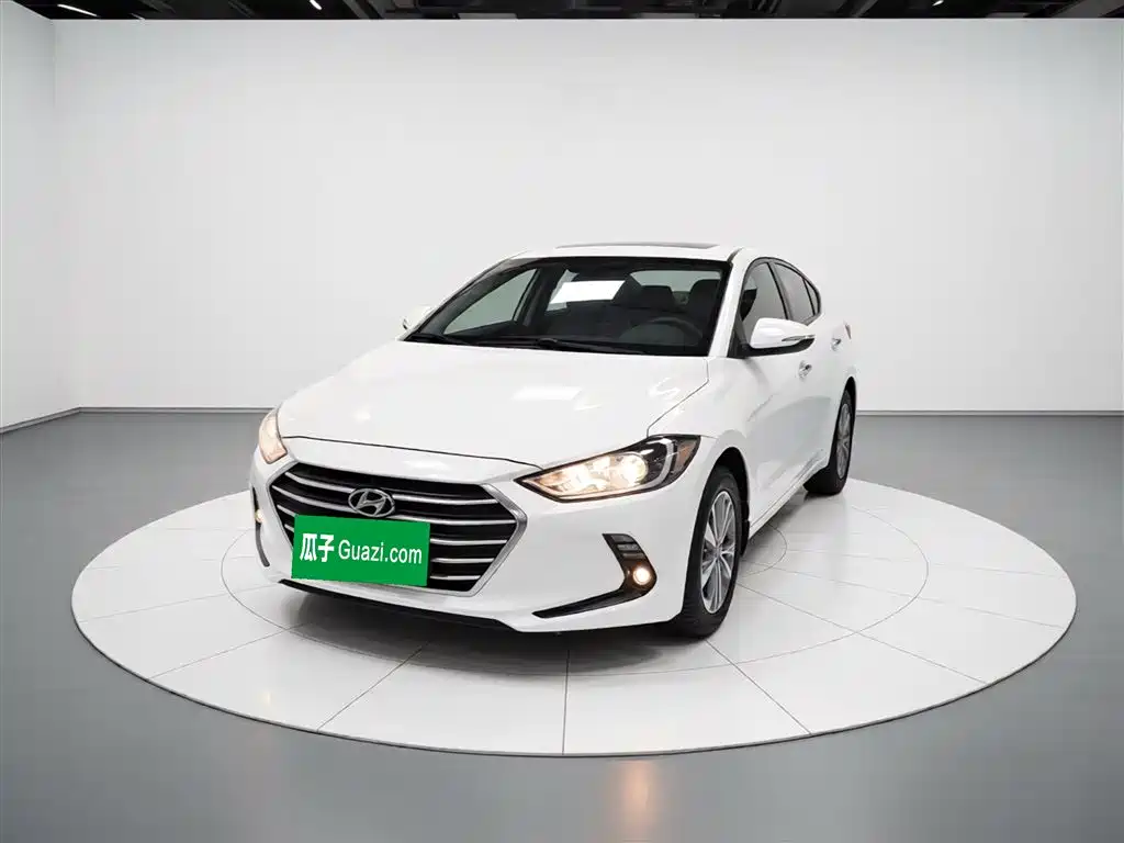 Hyundai Elantra 2019 — фото 1