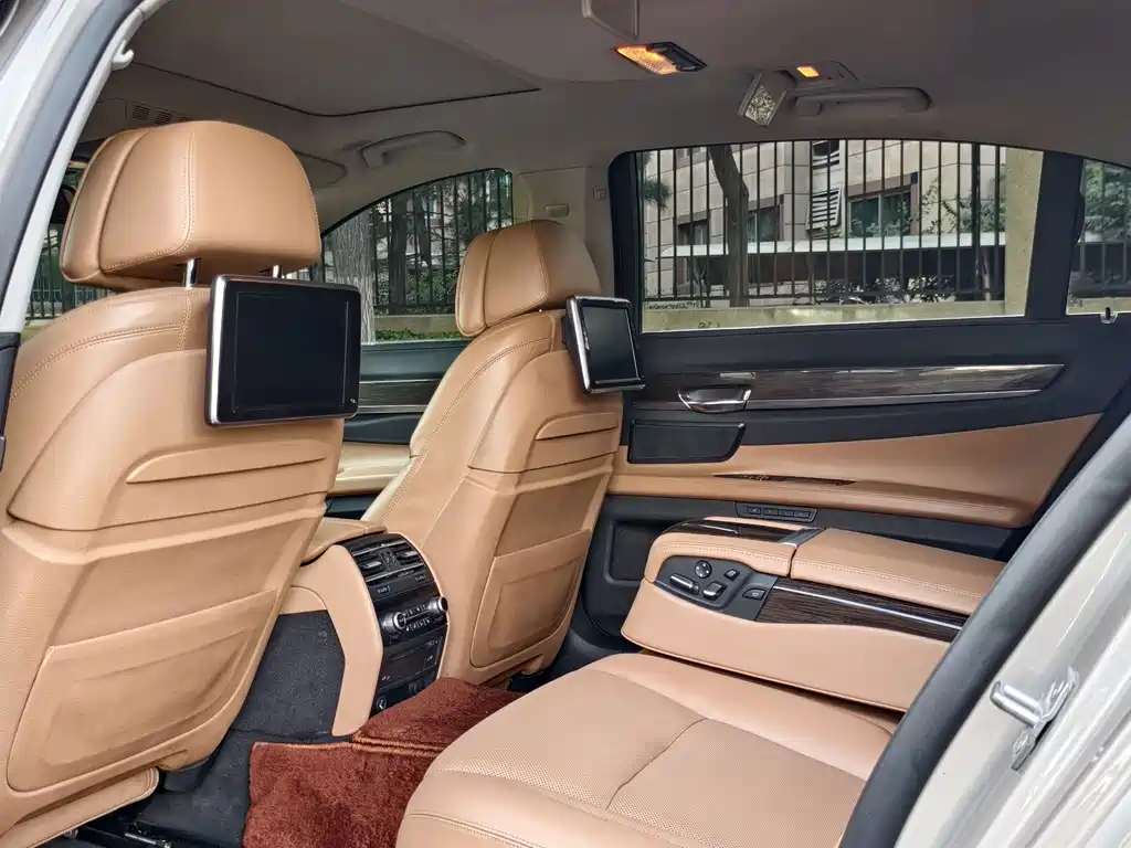 BMW 7 Series 2016 — фото 11