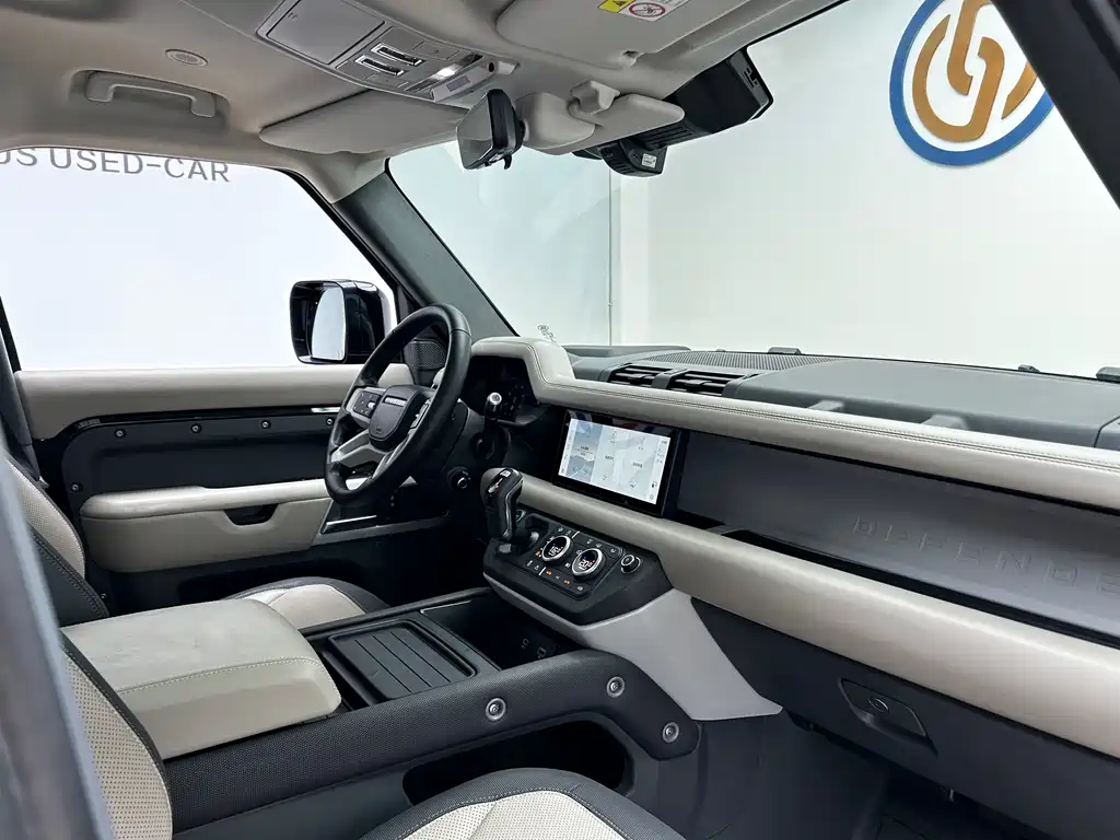 Land Rover Defender 2021 — фото 18