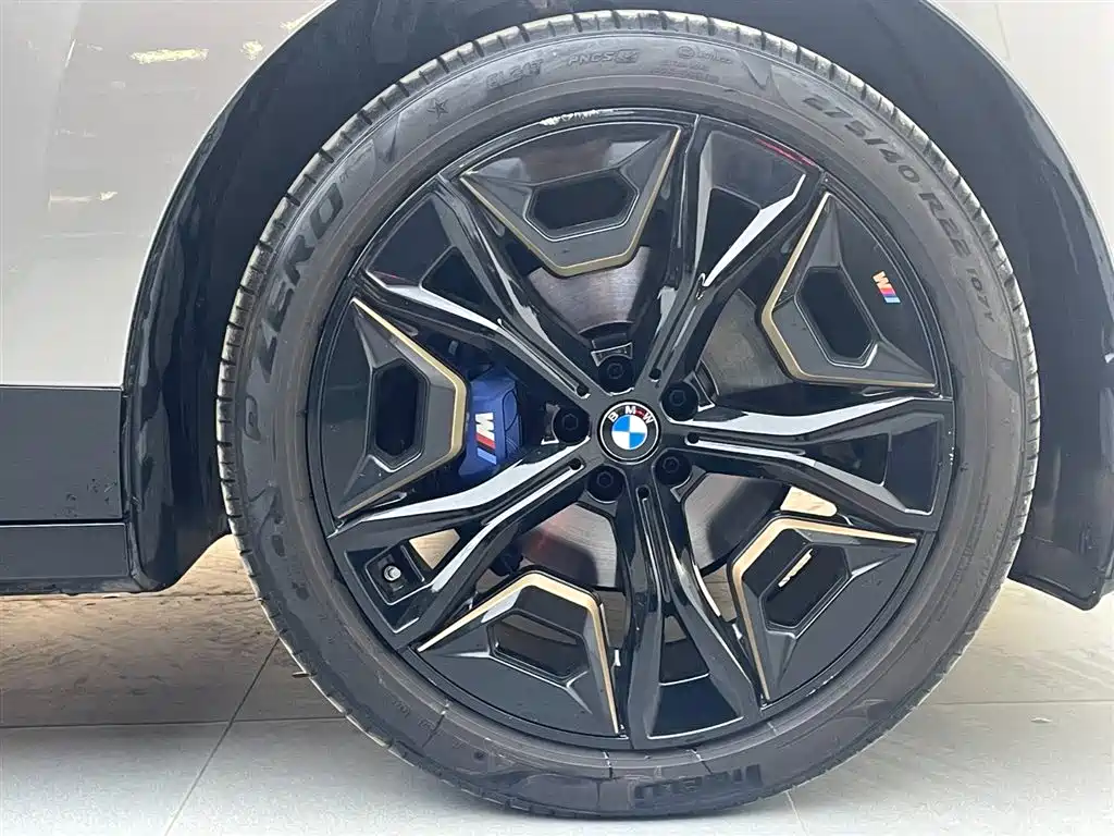 BMW iX M60 2022 — фото 17