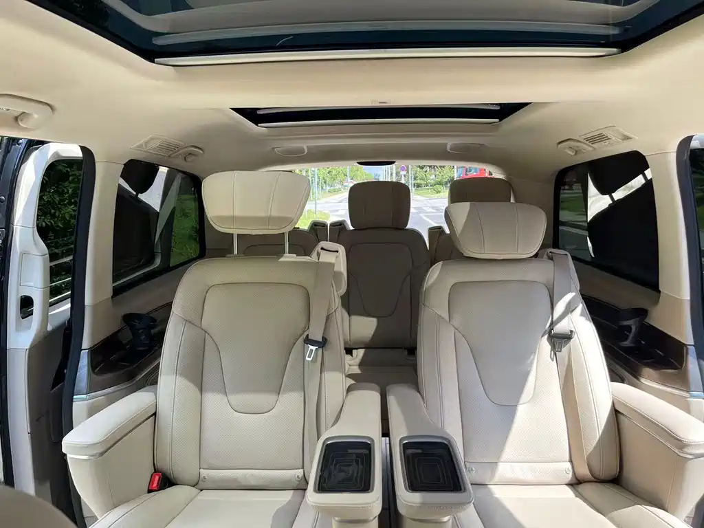 Mercedes-Benz V-Class 2022 — фото 14
