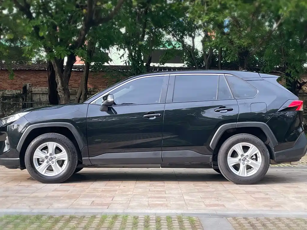 Toyota RAV4 2025 — фото 8
