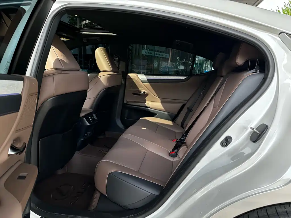 Lexus ES 2026