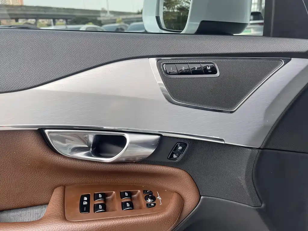 Volvo XC90 2018 — фото 11