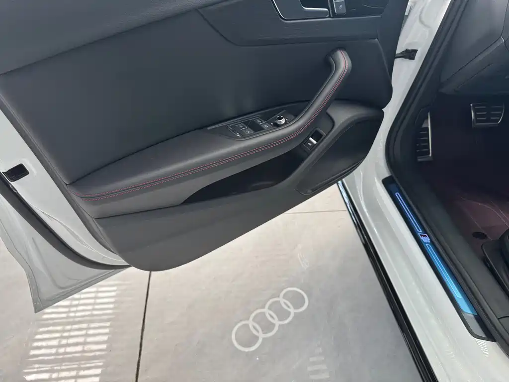 Audi A4L 2025 — фото 7