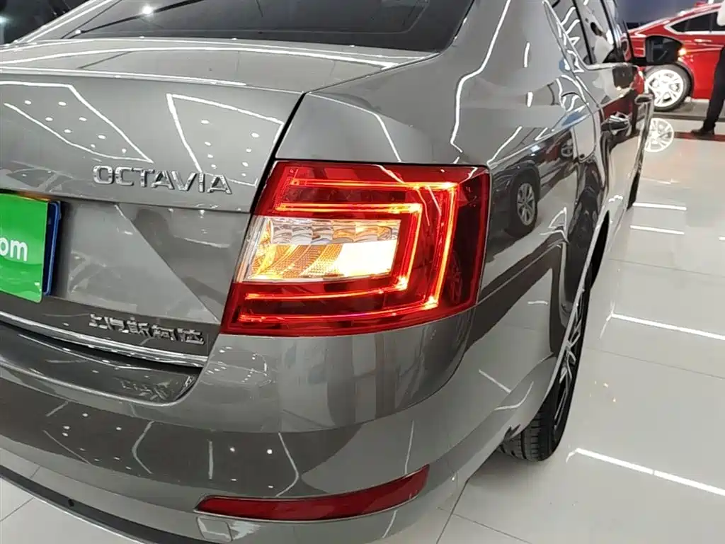 Skoda Octavia 2017 — фото 8