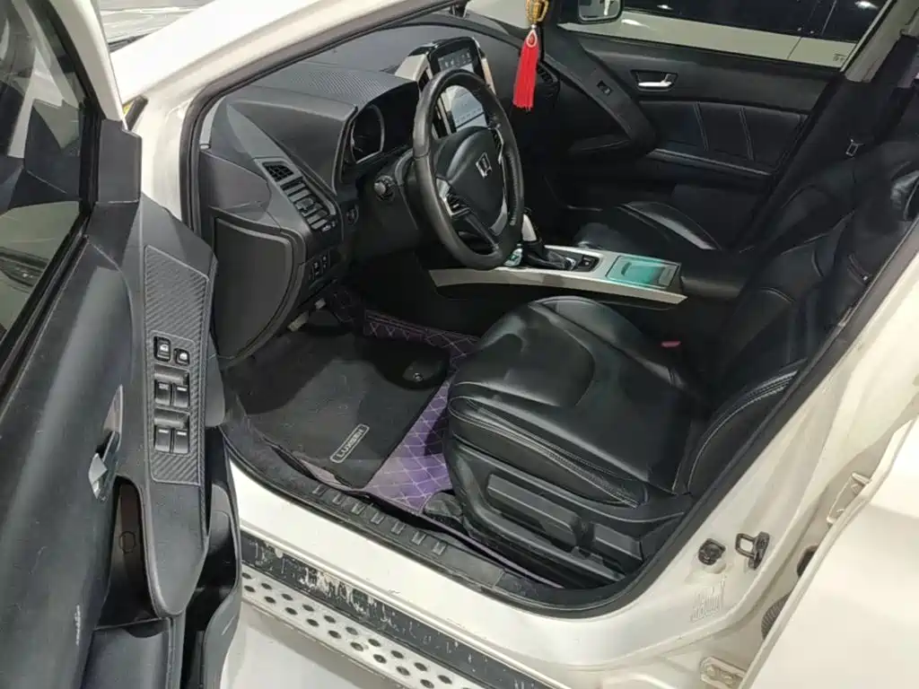 Luxgen You6 SUV 2018 — фото 16