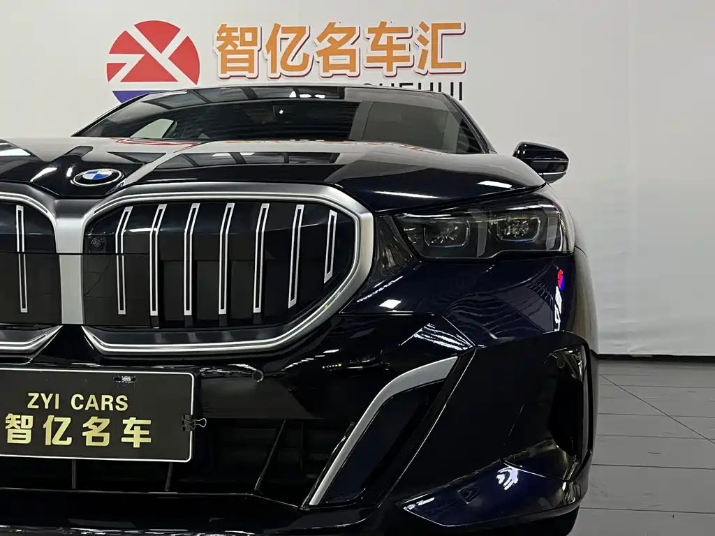 BMW 5 Series 2024 — фото 11