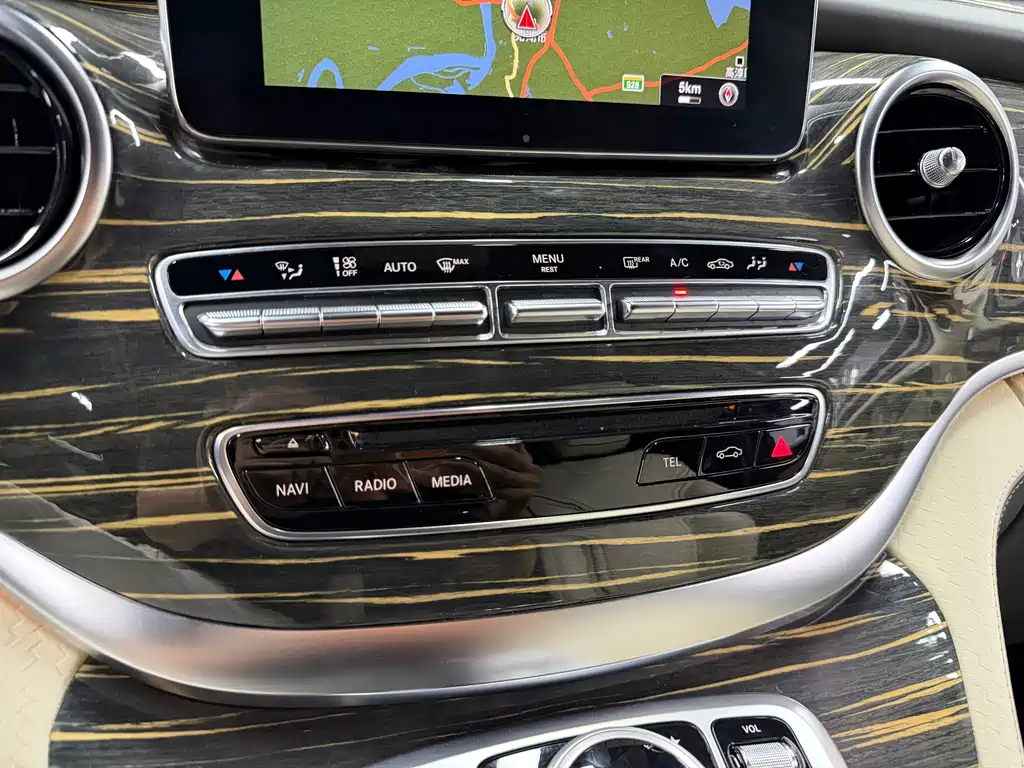 Mercedes-Benz V-Class 2020 — фото 18