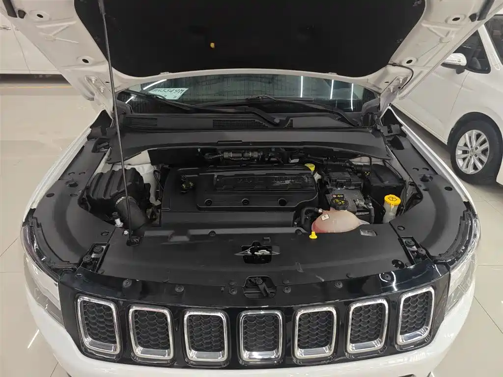 Jeep Compass 2017 — фото 16