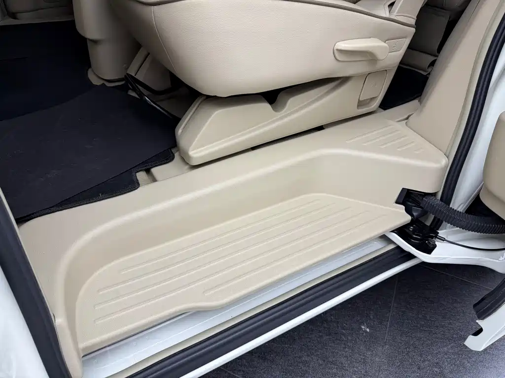 Nissan Quest 2017 — фото 16