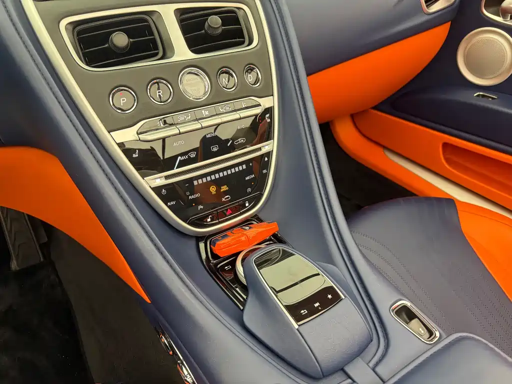 Aston Martin DB11 2019 — фото 10