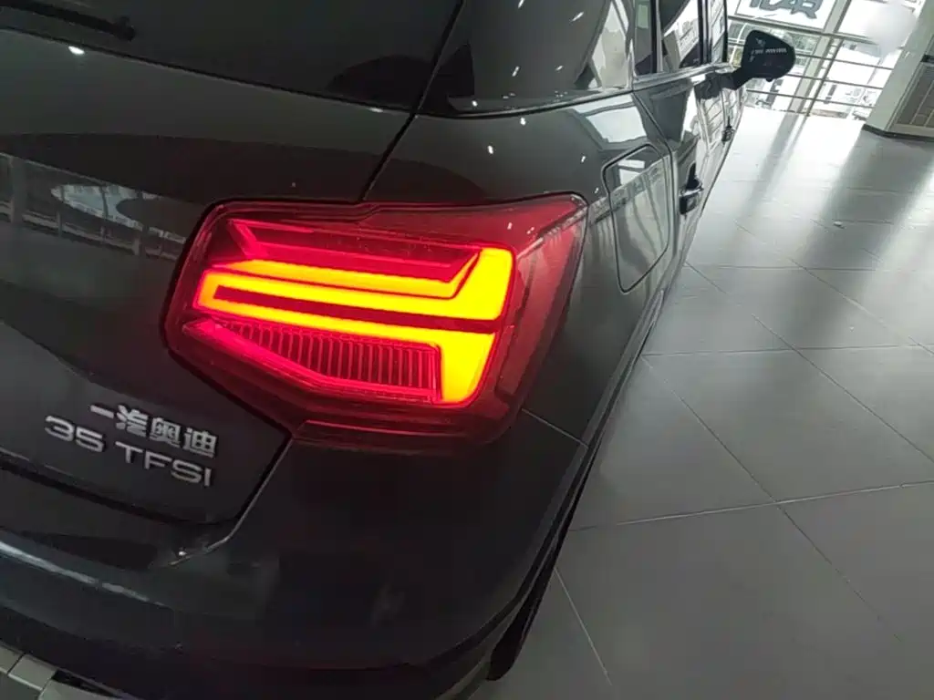 Audi Q2L 2019 — фото 8