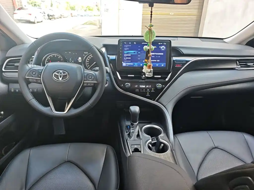 Toyota Camry 2022 — фото 10
