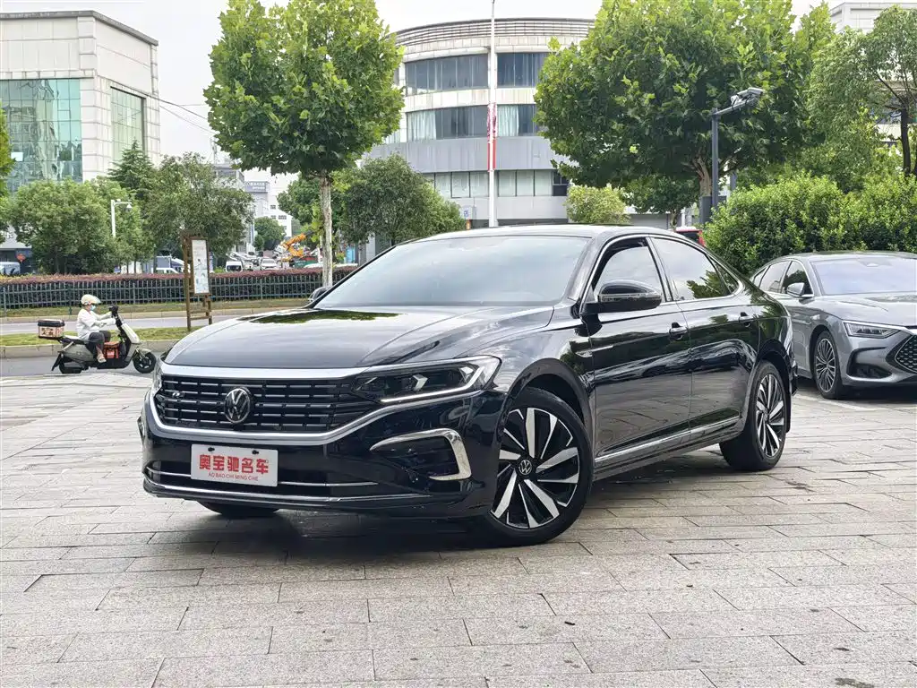 Volkswagen Passat 2023 — фото 1