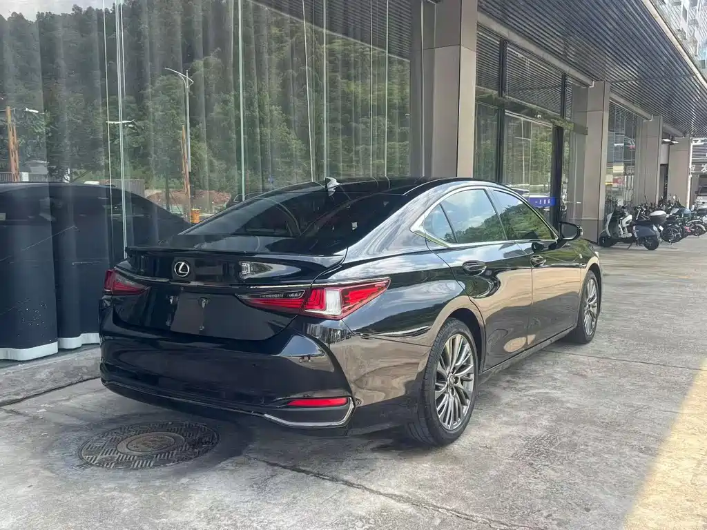 Lexus ES 2019