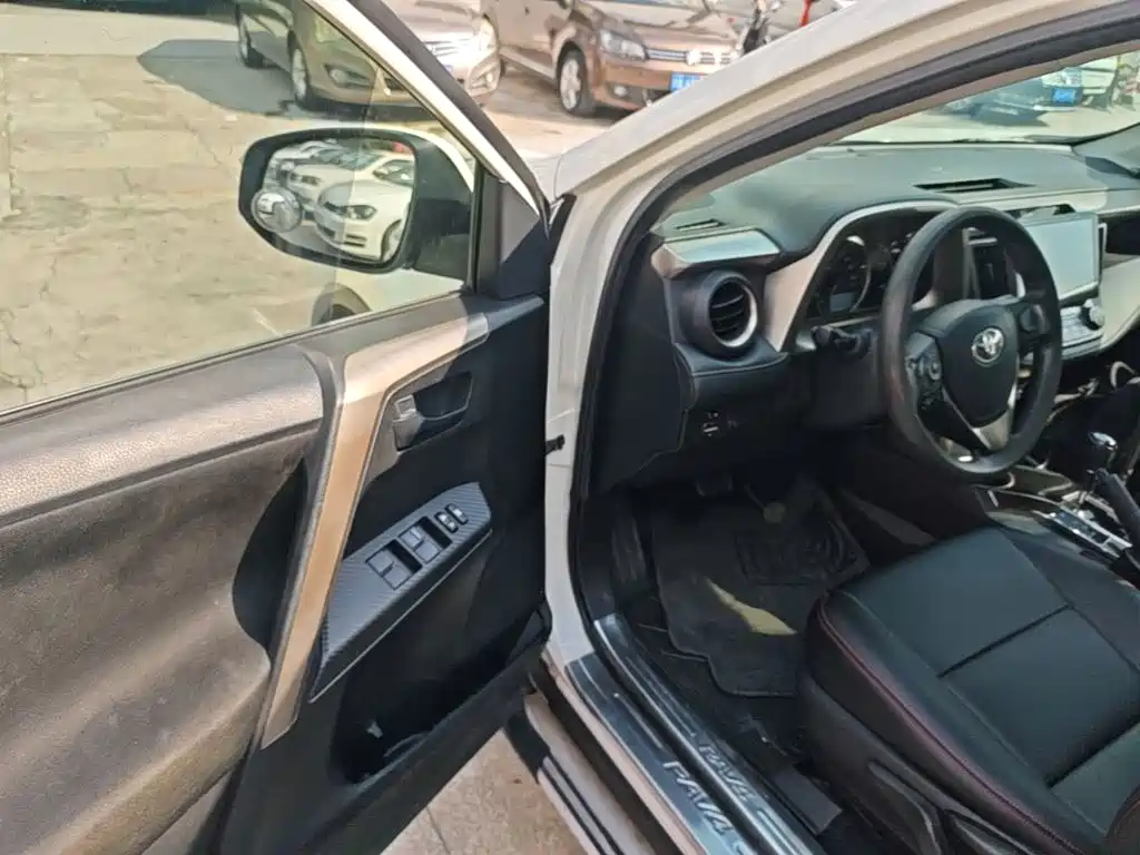 Toyota RAV4 2016 — фото 16