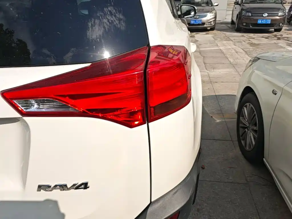 Toyota RAV4 2016 — фото 8