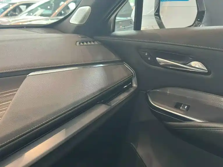 Cadillac XT4 2025 — фото 11