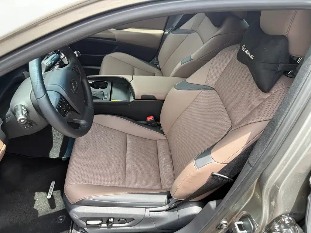 Lexus ES 2025