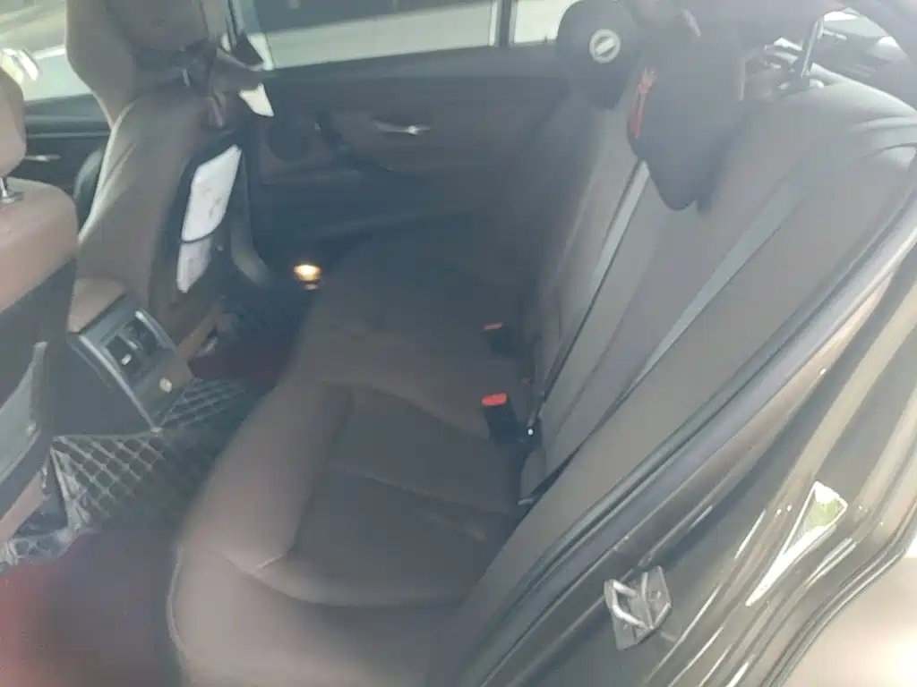 BMW 3 Series 2018 — фото 17