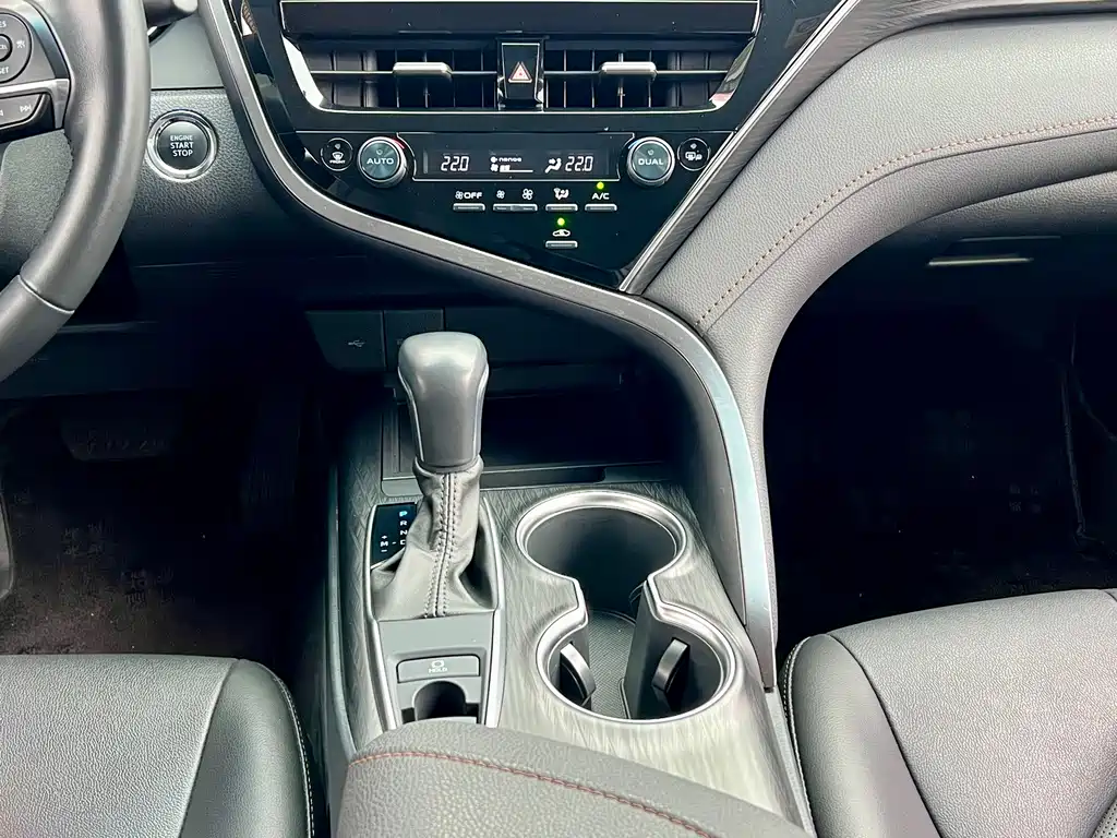 Toyota Camry 2022 — фото 13