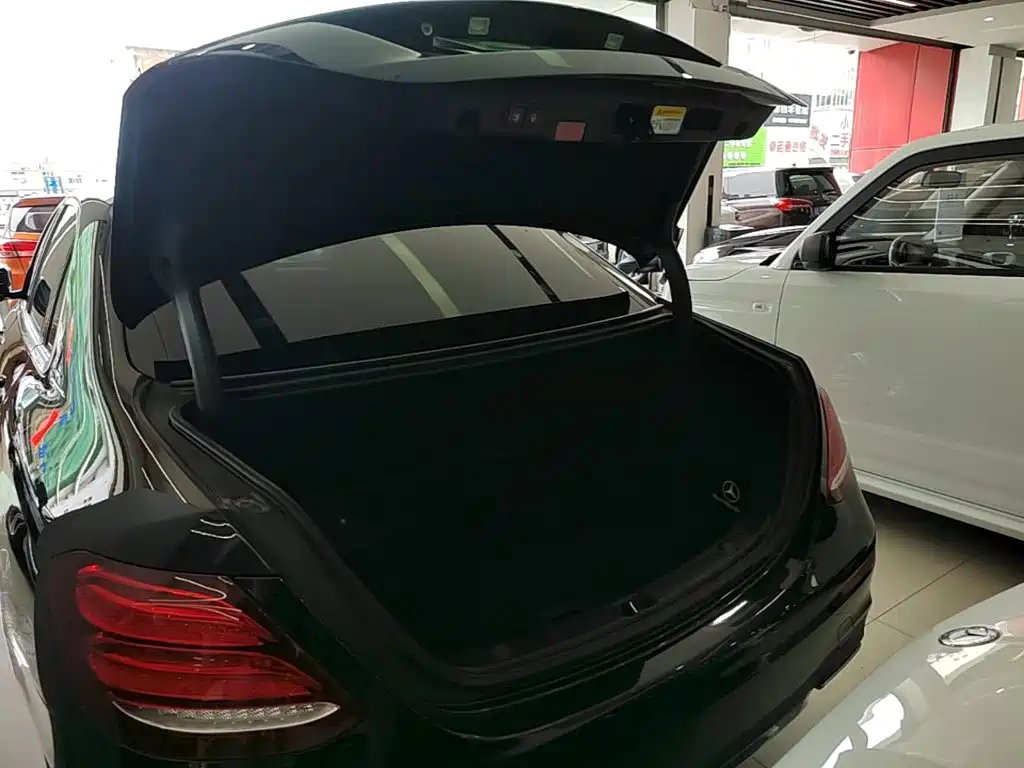 Mercedes-Benz E-Class 2019 — фото 19