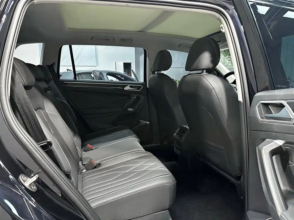 Volkswagen Tiguan L 2023 — фото 17