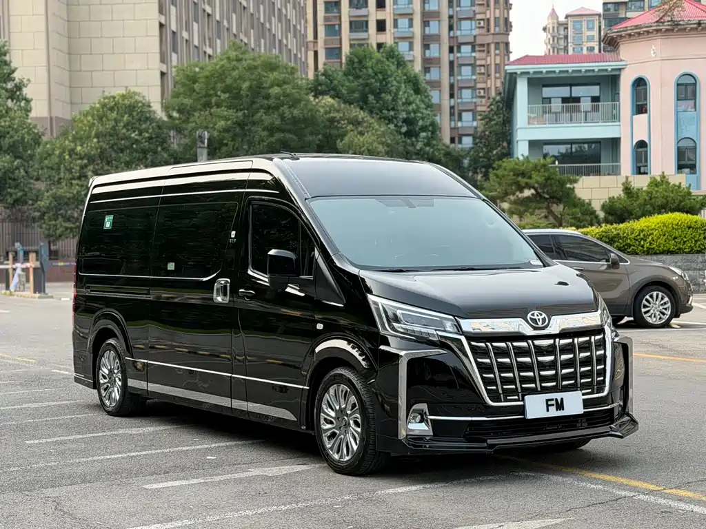 Toyota Hiace 2023 — фото 3