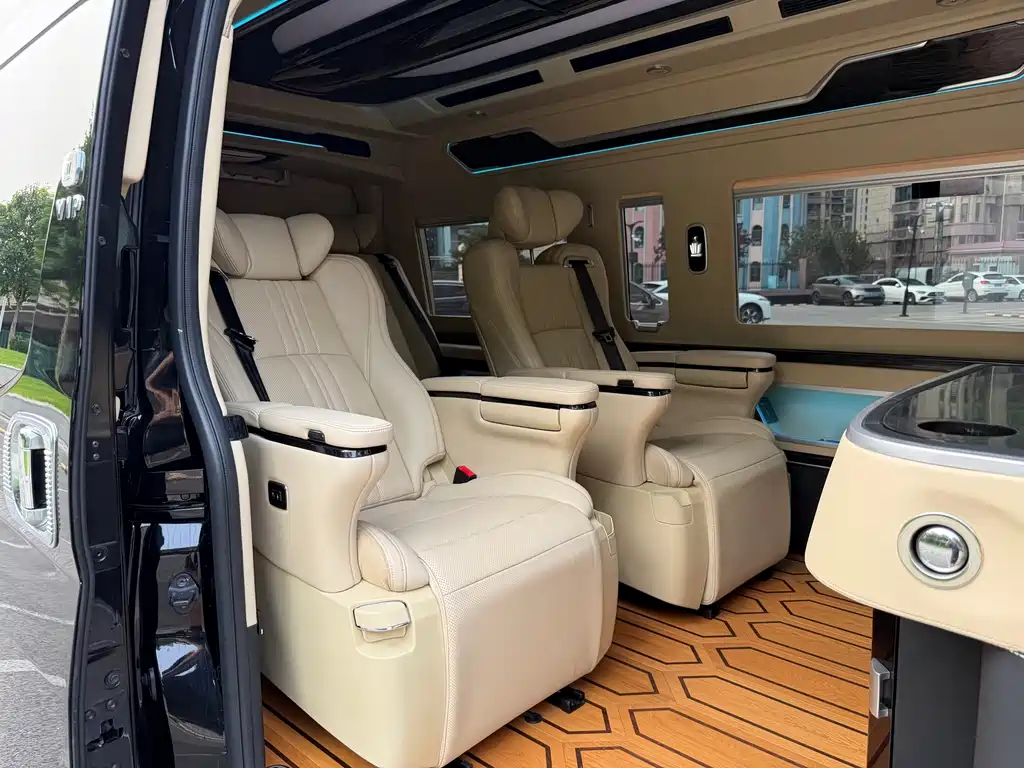 Toyota Hiace 2023 — фото 16