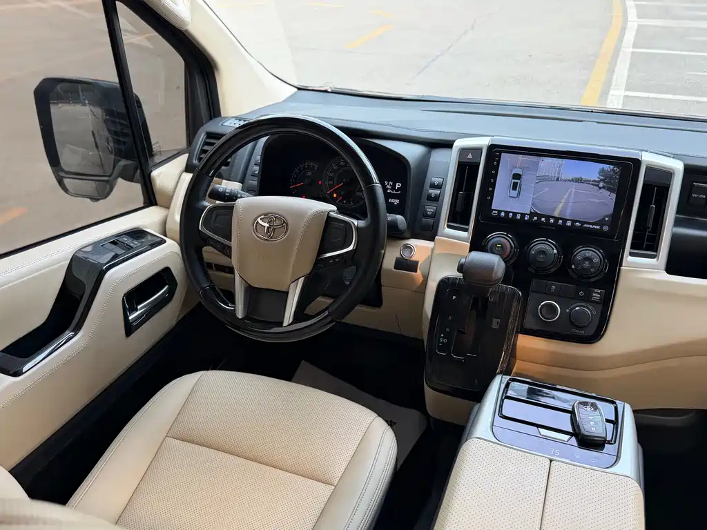 Toyota Hiace 2023 — фото 10