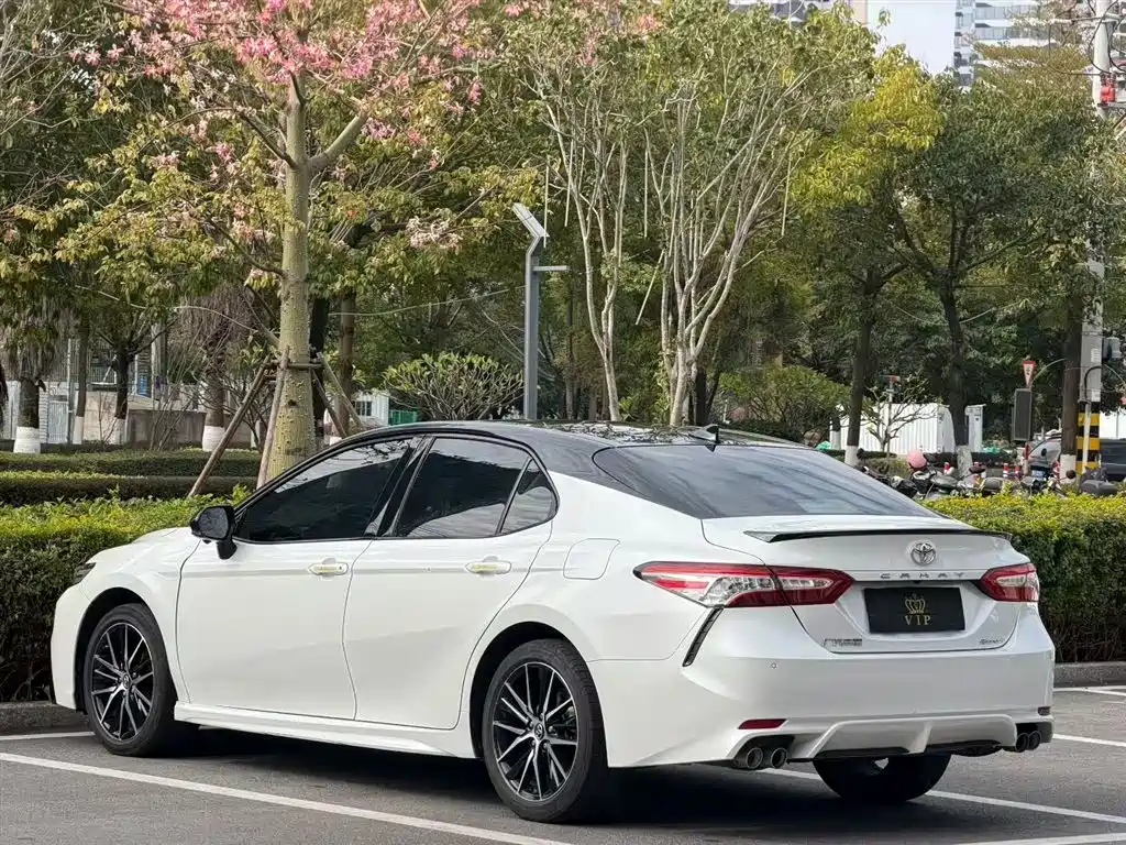 Toyota Camry 2022 — фото 4