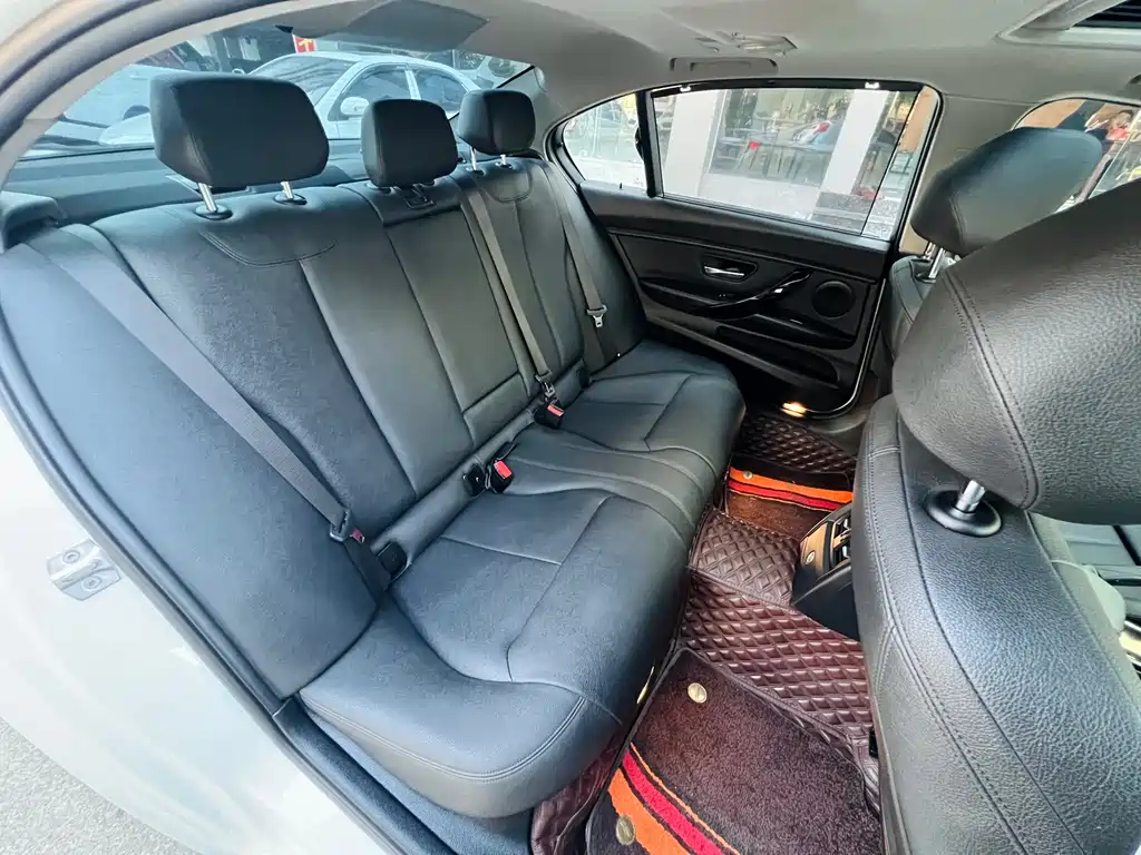 BMW 3 Series 2019 — фото 19