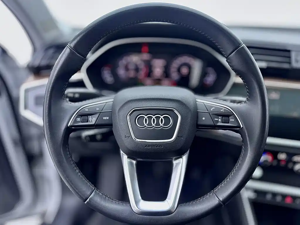 Audi Q3 2019 — фото 11