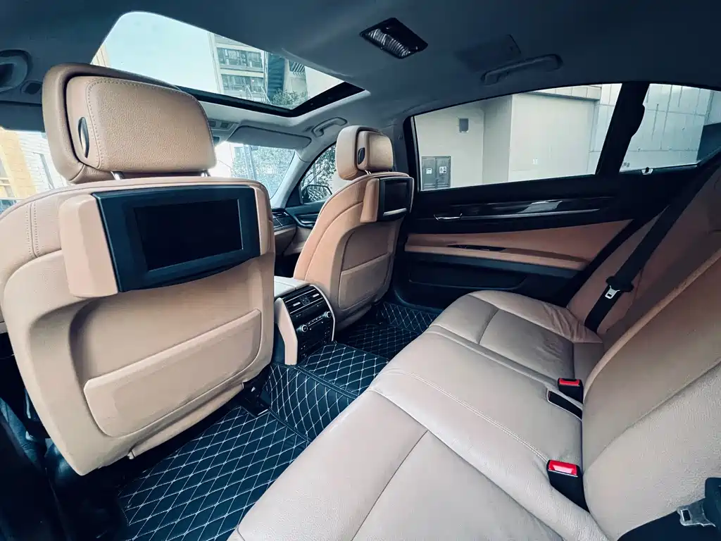 BMW 7 Series 2012 — фото 10