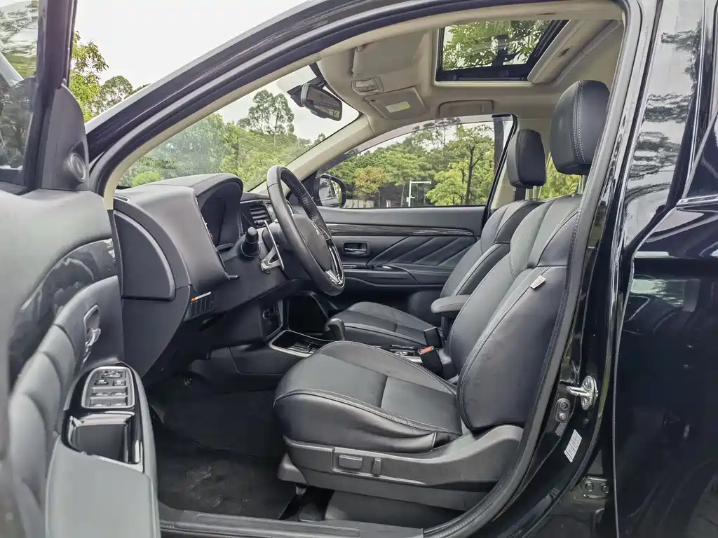 Mitsubishi Outlander 2020 — фото 12