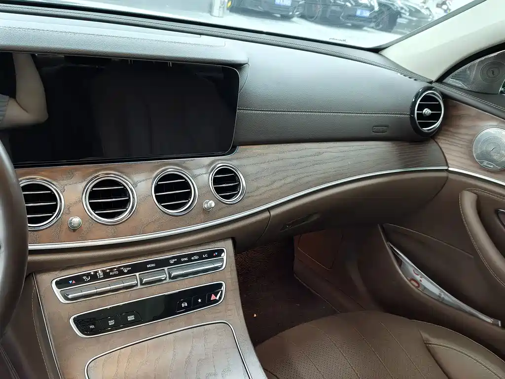 Mercedes-Benz E-Class 2023 — фото 12