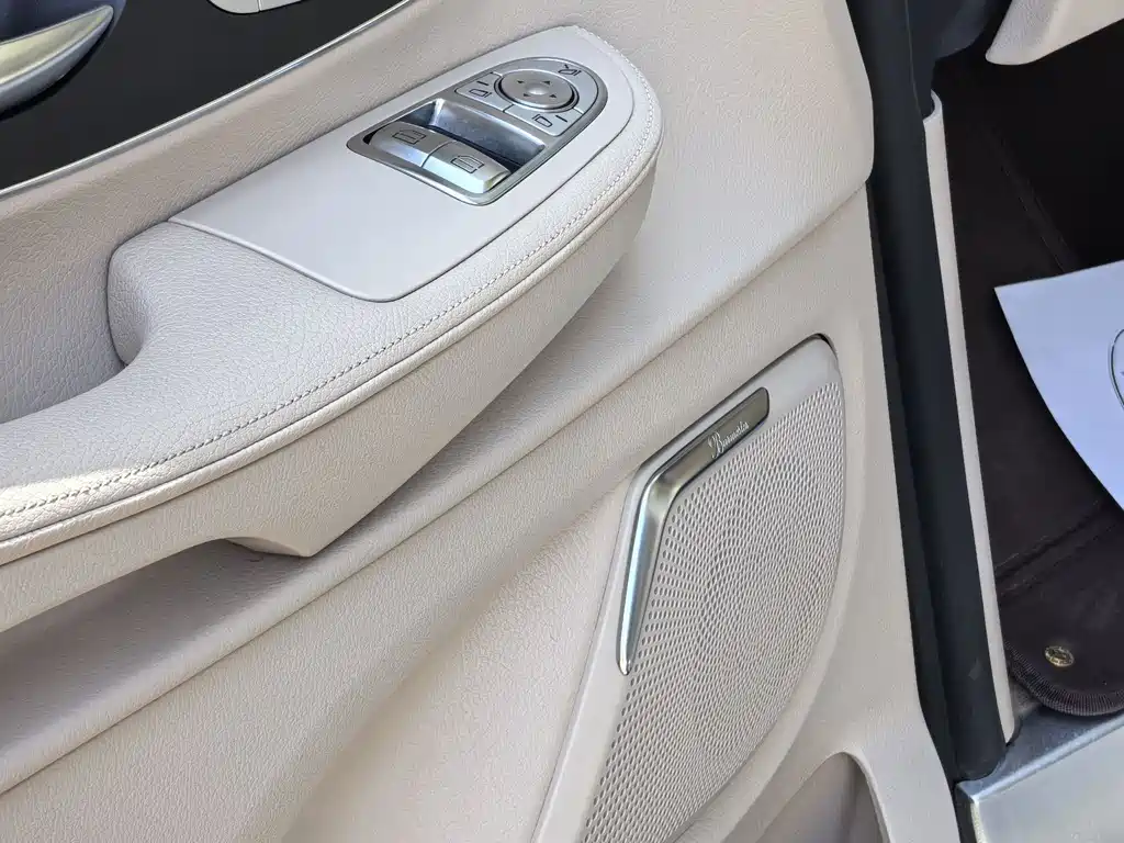 Mercedes-Benz V-Class 2022 — фото 15