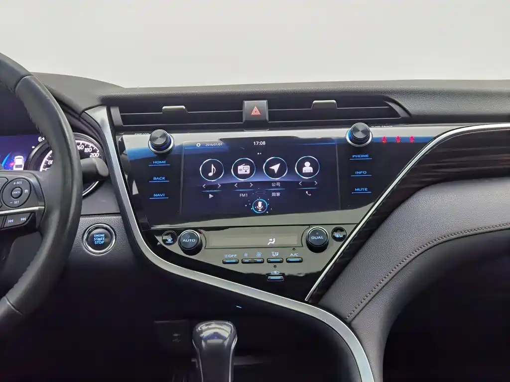 Toyota Camry 2019 — фото 12