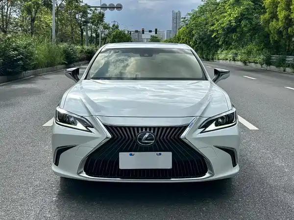 Lexus ES 2021