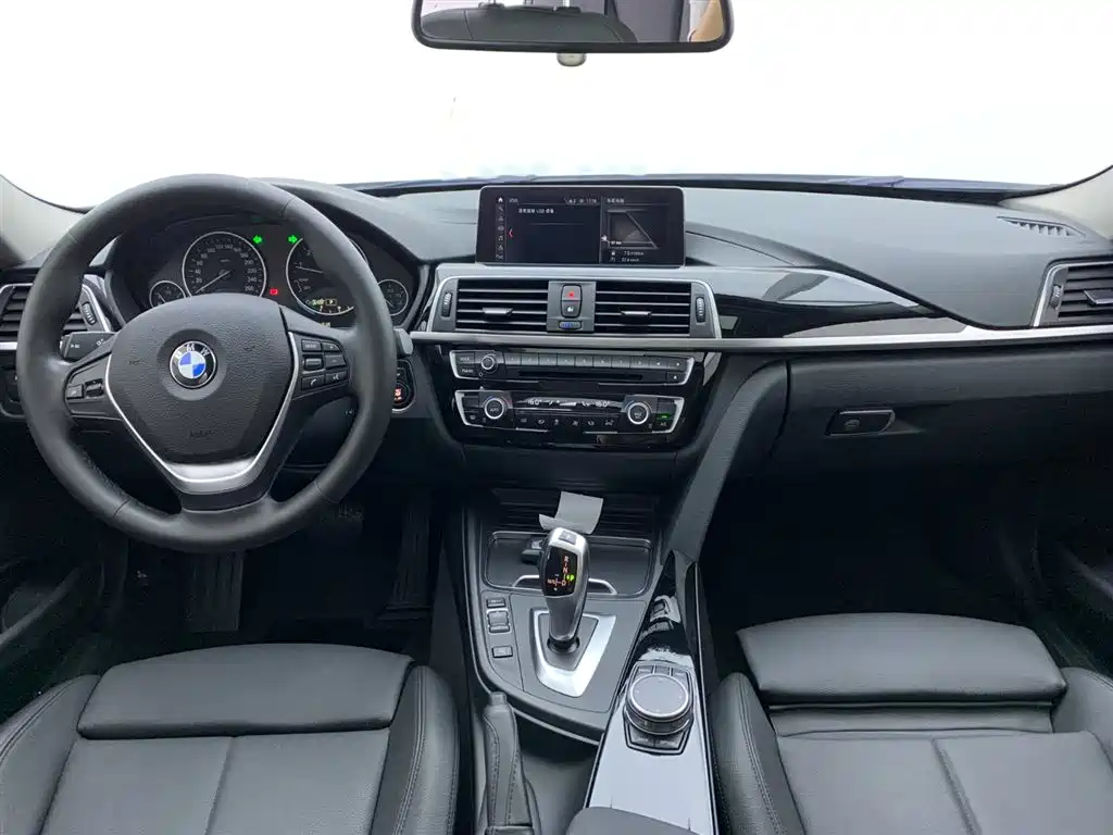 BMW 3 Series 2018 — фото 16