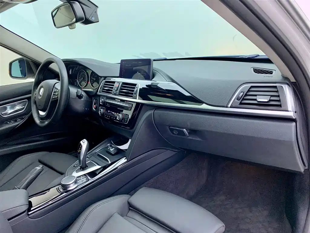 BMW 3 Series 2018 — фото 17