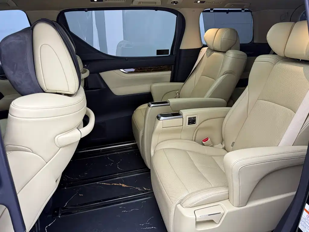 Toyota Alphard 2022 — фото 19
