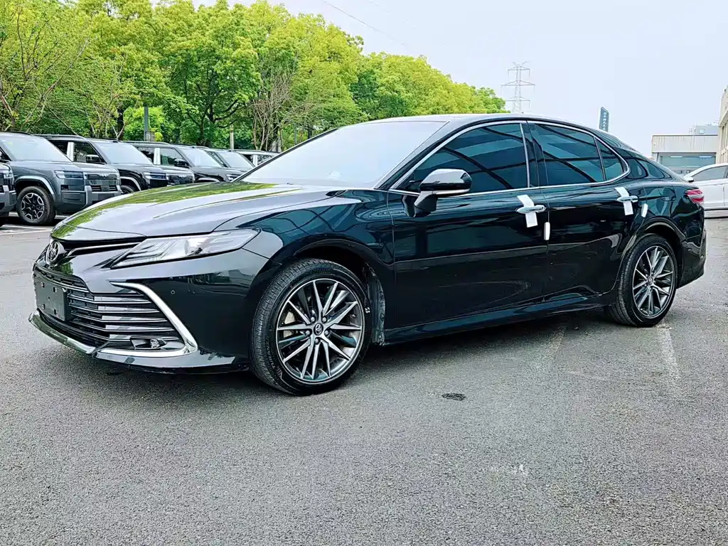 Toyota Camry 2022 — фото 1