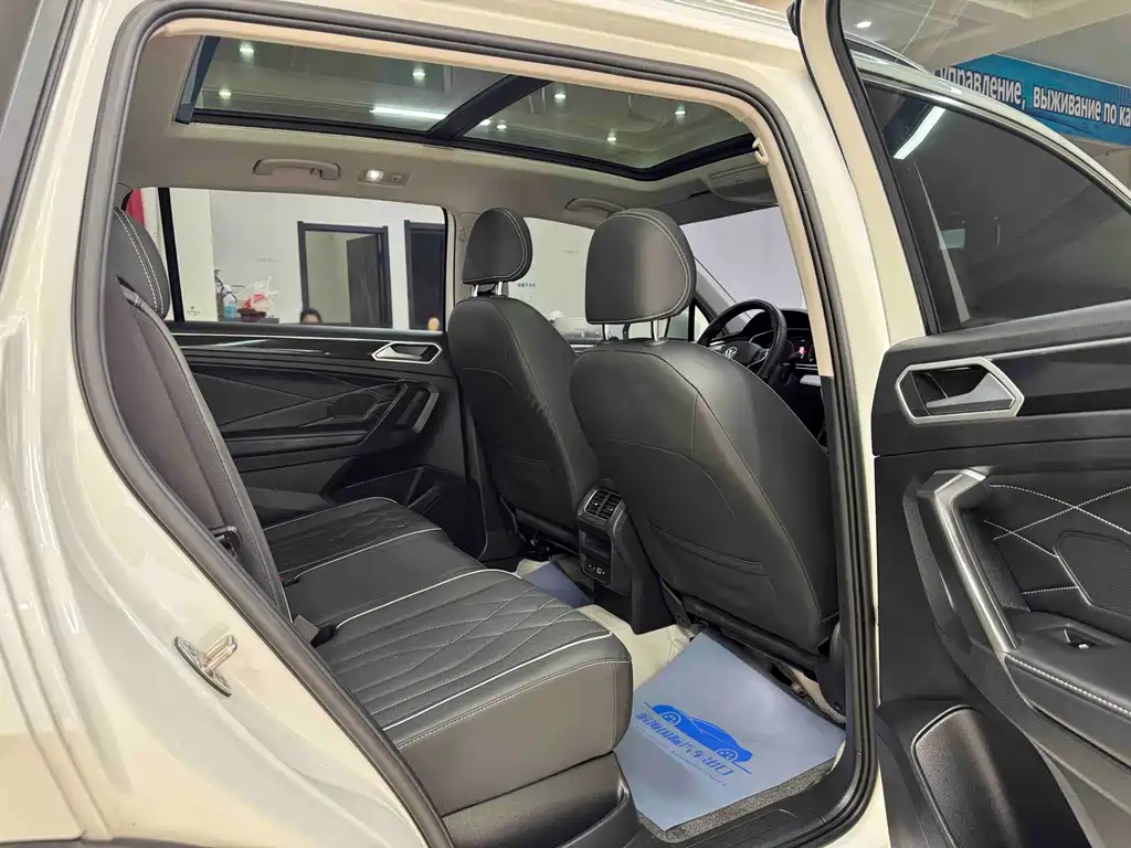 Volkswagen Tiguan L 2023 — фото 9